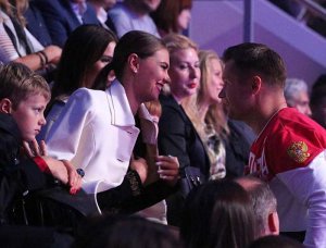 Алина Кабаева пришла на спортивное шоу с сыном? Алина Кабаева пришла на спортивное шоу с сыном?