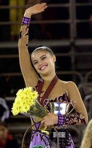 Алина Кабаева оделась в «золото» и садится за руль
